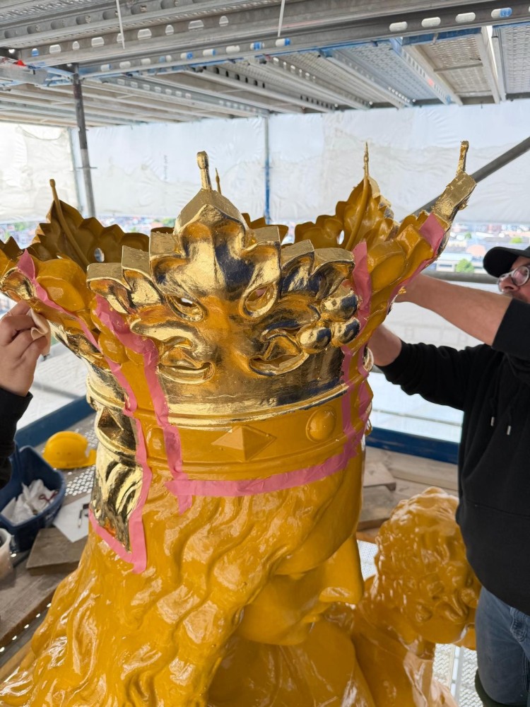 Vergulding van het Mariabeeld op de Onze-Lieve-Vrouwekerk in Sint-Niklaas
